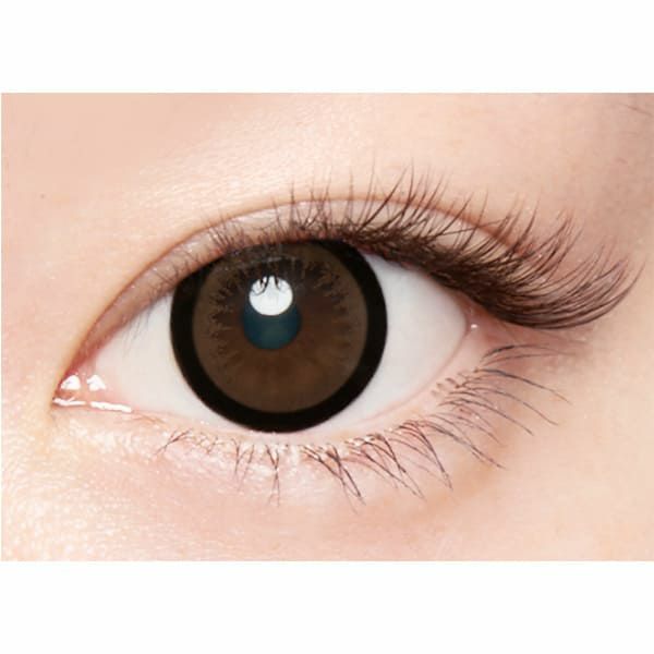 エンジェルカラー バンビシリーズ マンスリー アーモンド装着画像|コスプレカラコン通販アイトルテ