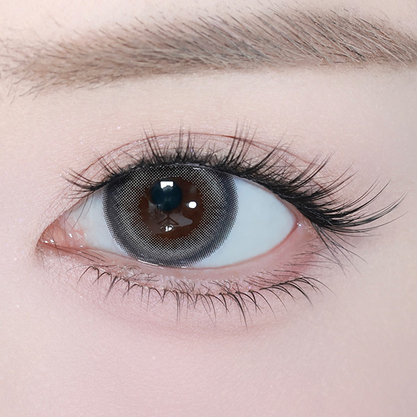 アイスター（eyestar）デイグローグレー装着画像|コスプレカラコン通販アイトルテ