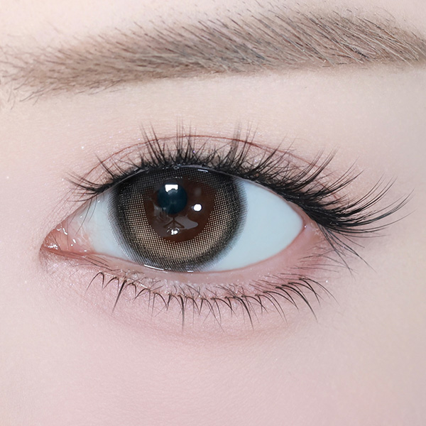 アイスター（eyestar）アイコニックブラウン装着画像|コスプレカラコン通販アイトルテ